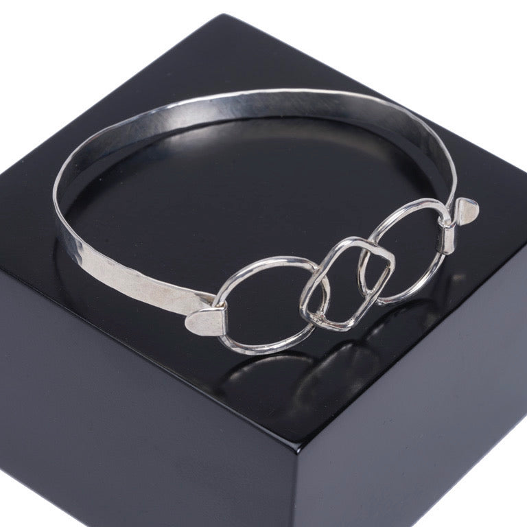 The Geometric Duality Bracelet