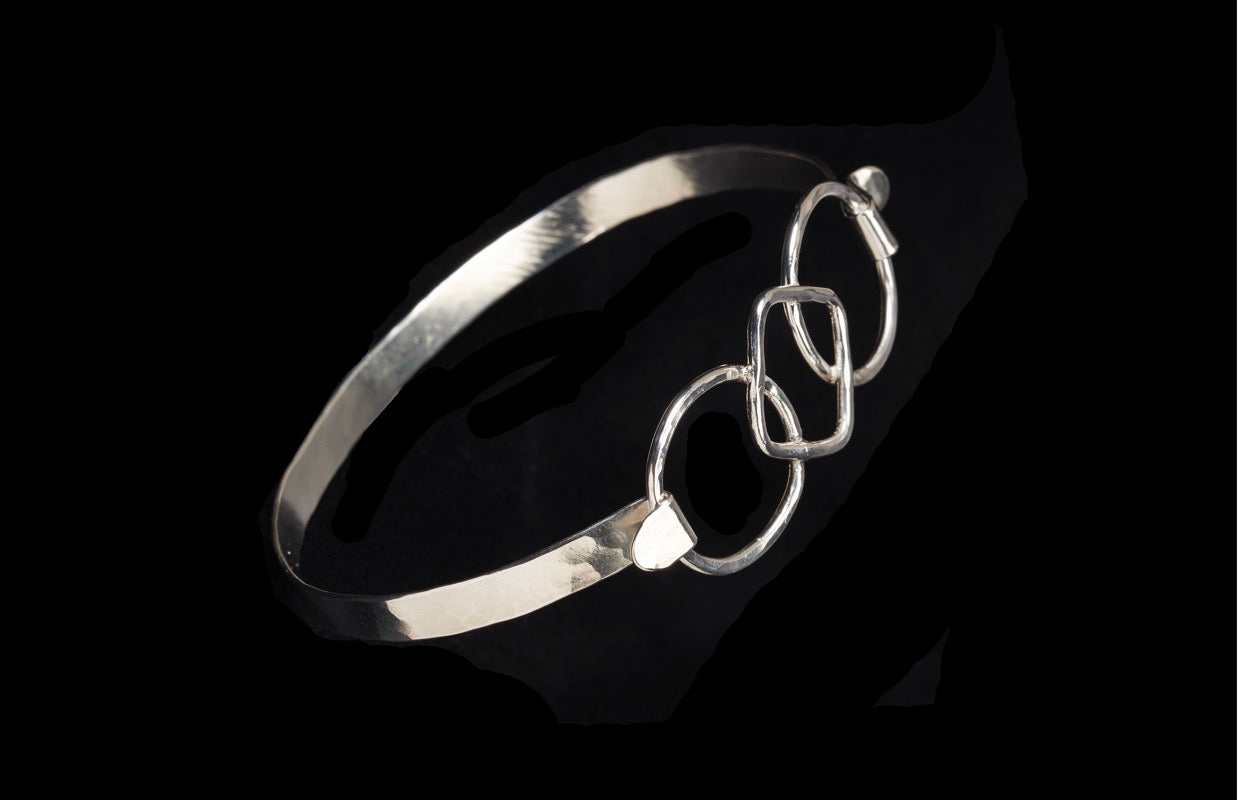 The Geometric Duality Bracelet